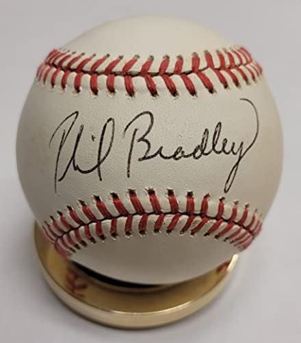 Официален представител на Националната лига бейзбол Фил Брадли с автограф