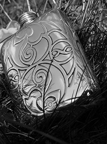 Уентуърт Пьютер - покет фляжка в купа възглавница с кельтскими спиралями, алкохолът фляжка