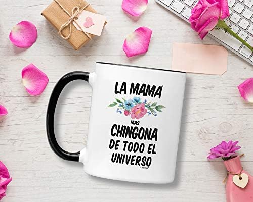 Чаша Каситика Чингона. Подаръци за мексиканска мама. La Mama Mas Chingona De Todo El Universo Coffee Cup. Regalos Para De Mama Cumpleaños. (Черна дръжка / панела с тегло 11 грама)